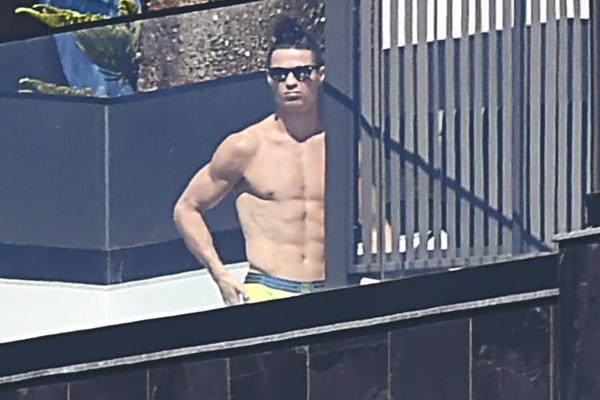 何朕宇本人辟謠自己退役的傳聞，他目前正在征戰(zhàn)蒙超