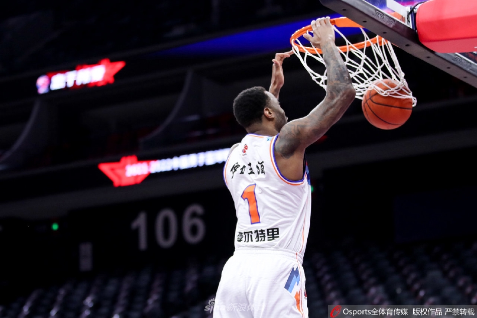 甜??伊卡爾迪與新女友依偎在沙發(fā)上，女友柔情似水撫摸二弟額頭