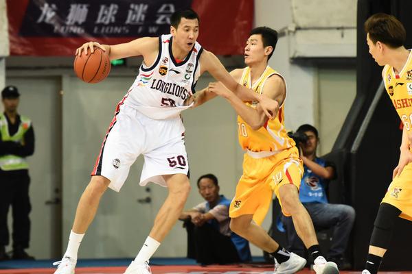 賽前決定打不打！記者：愛德華茲今天比所有隊友更早進場熱身