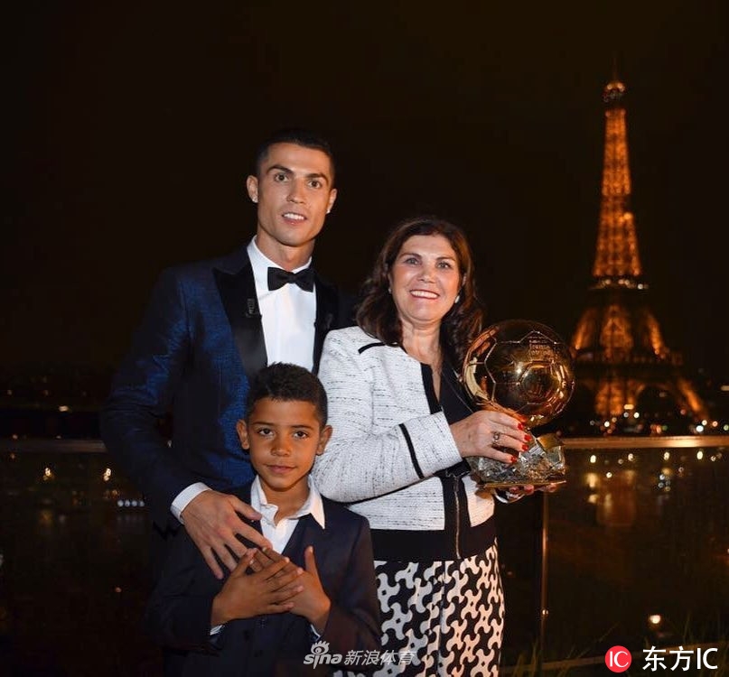 法國隊曬海報祝賀登貝萊：奧斯曼獲得金球獎，永遠(yuǎn)載入法國史冊