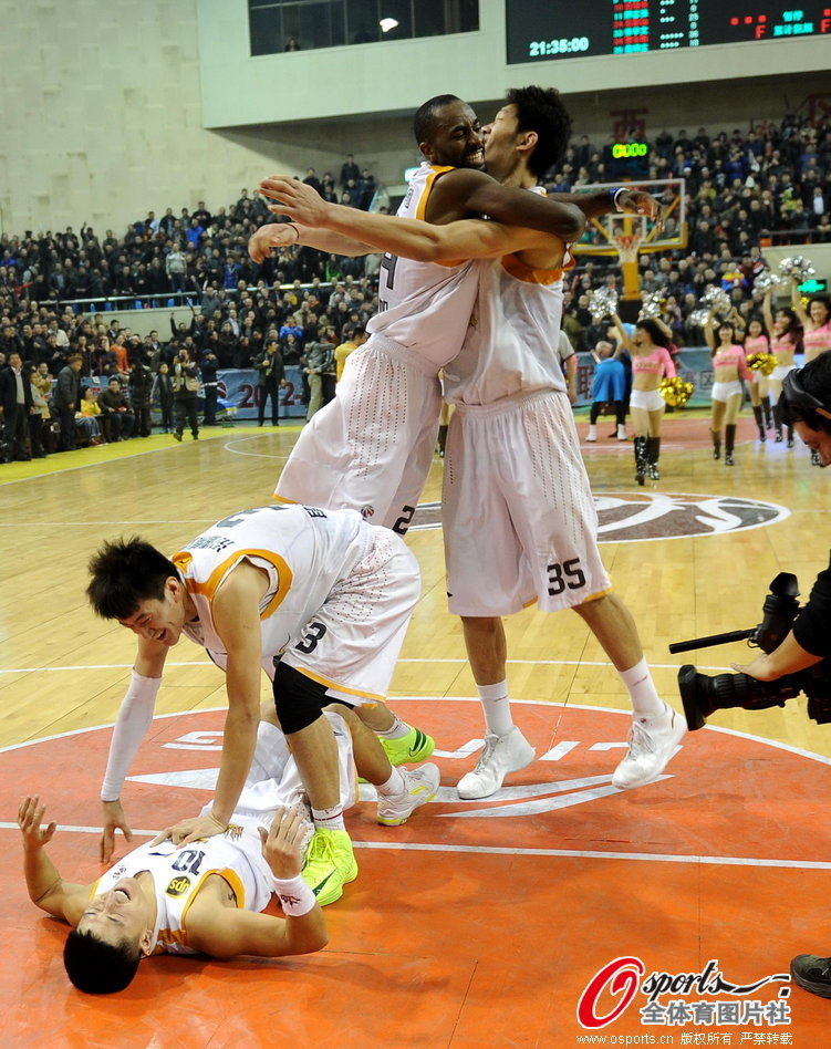 直播吧10月2日訊 日前，目前擔(dān)任格羅寧根U14教練的羅本談到了青訓(xùn)工作。羅本認(rèn)為，現(xiàn)在的年輕人不如他那個(gè)時(shí)代刻苦。羅本表示：“我們作為一個(gè)社會(huì)已經(jīng)變得有些軟弱了，這偶爾會(huì)讓我起雞皮疙瘩。一切都必須符