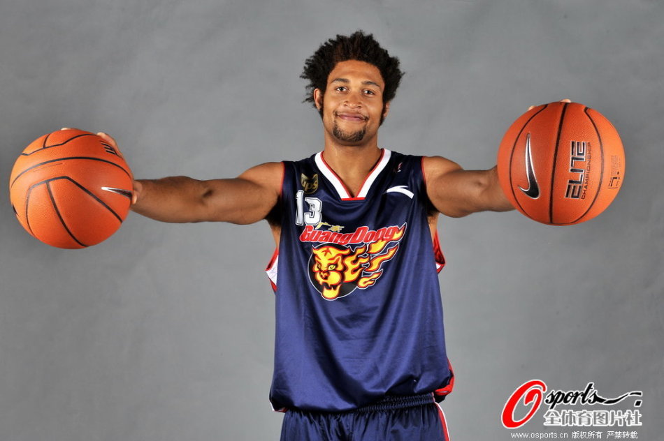 虎撲01月09日訊 根據(jù)騎士記者Chris Fedor的消息，奧科羅將在今天對(duì)陣?yán)做荣愔杏瓉韽?fù)出。奧科羅此前因?yàn)榧鐐毕税藞?chǎng)比賽。本賽季奧科羅場(chǎng)均可以得到6.6分2.3籃板1.7助攻。