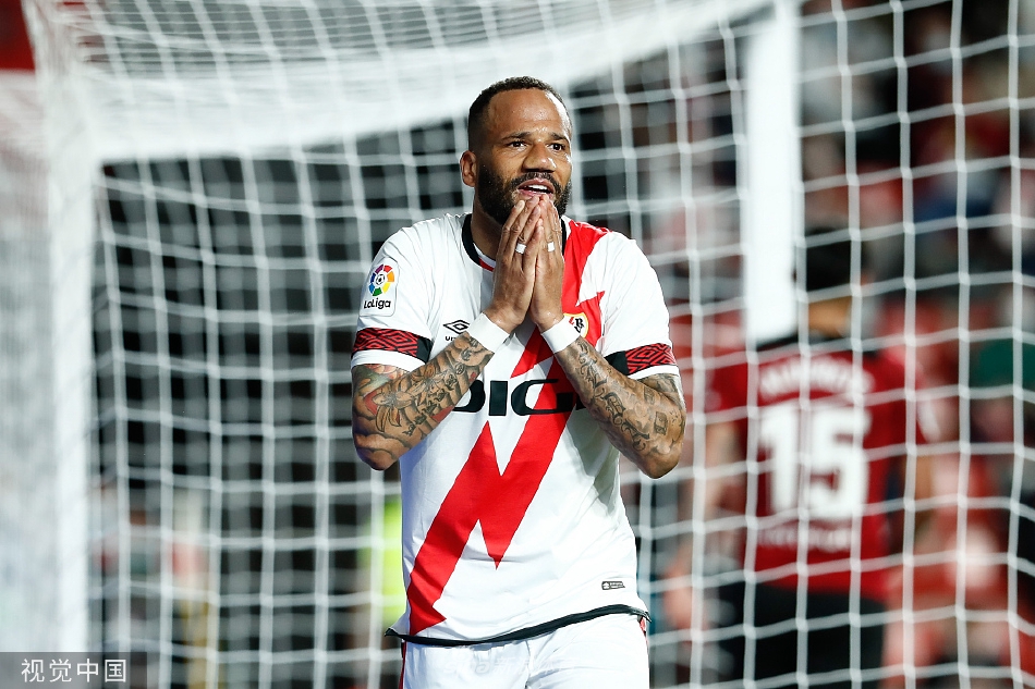 圓神那么好當(dāng)?shù)?？狼堡前鋒比賽中原地轉(zhuǎn)圈把自己轉(zhuǎn)暈了 ??