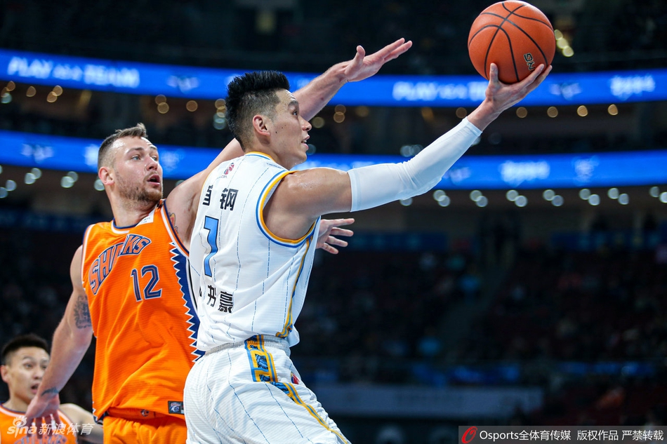 綠寶石是游戲中一種稀有的物品和方塊，使用鐵鎬或者以上品質的鎬子挖掘綠寶石礦石和深層綠寶石礦石會掉落一個綠寶石，給工具附魔時運魔咒能增加綠寶石的掉落數量，時運一有三分之一的概率掉落兩倍，時運二則是四分之
