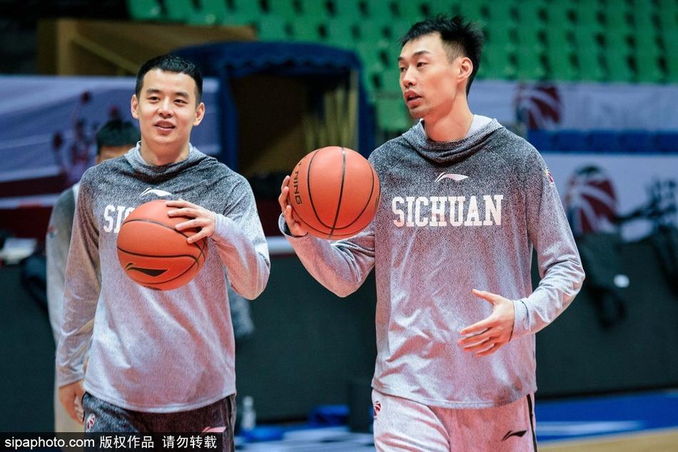 那年18，站如嘍啰??前輩孫興慜&黃喜燦閑聊 18歲梁民革在旁學習