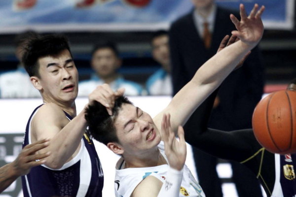 直播吧10月14日訊 據(jù)籃網(wǎng)官方消息，球隊已經(jīng)裁掉了前鋒德魯-蒂米和后衛(wèi)達里克-懷特黑德，隨后球隊簽下了特里-羅伯茨和特雷-斯科特。《體壇周報》記者孔德昕發(fā)文談到了籃網(wǎng)的操作，內(nèi)容如下：籃網(wǎng)宣布裁掉懷
