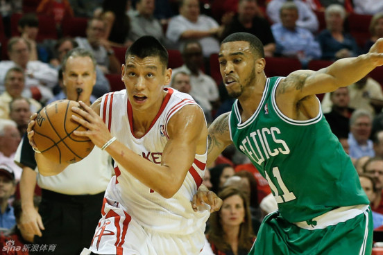 足球??冰球！穆勒與加拿大冰球運(yùn)動(dòng)員萊因哈特互換球衣