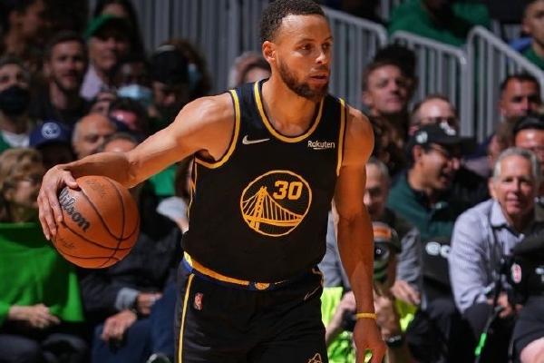 連續(xù)得分！三球靠住克萊迎著萊夫利拋投再中