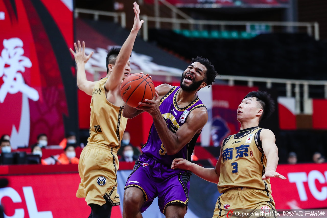 2025年09月10日 08:20:12懂球帝                 近日，國(guó)際米蘭前鋒博尼接受了國(guó)米官方的采訪，談到了小時(shí)候了解國(guó)米是因?yàn)樗哪赣H是埃托奧的忠實(shí)粉絲，帕爾馬的經(jīng)歷讓他熟悉意