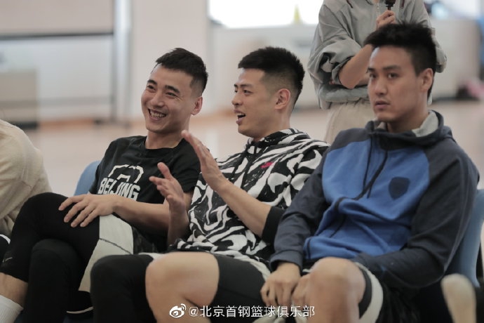 活久見，埃弗頓中場霍爾因快發(fā)任意球被黃牌警告，引球迷不滿