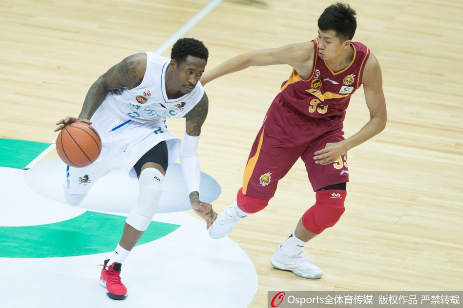 第30分鐘，德爾加多失誤被斷，阿齊茲助攻戴維森破門，成都0