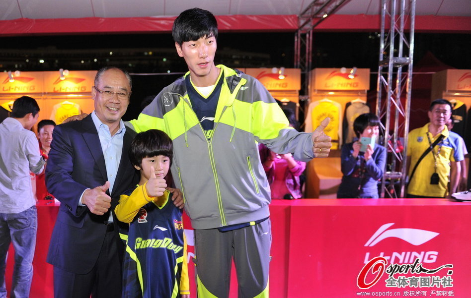 [流言板]優(yōu)質(zhì)偶像！詹姆斯賽后將手環(huán)送小球迷，并主動和其全家合影