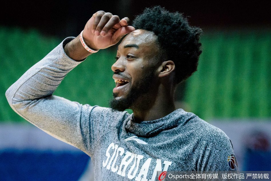 卡塞米羅鏟球染黃后疑似受傷被換下，烏加特、多古替補(bǔ)出場