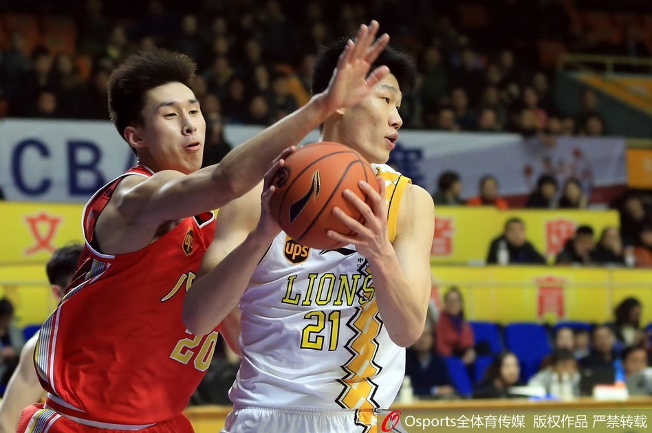 [流言板]投不進搶不過！亞當斯雙手補扣，火箭籃板19