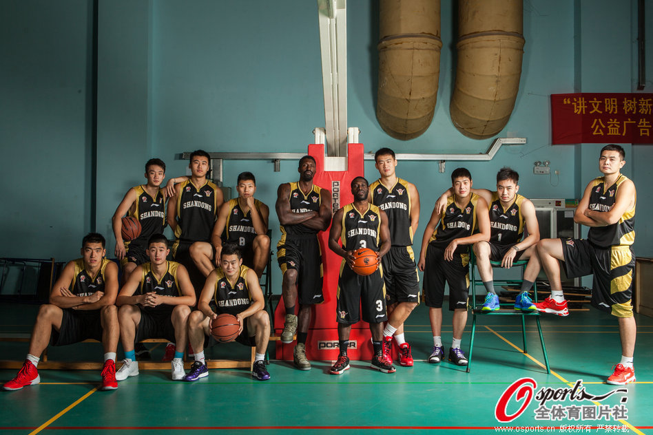 直播吧10月22日訊 亞冠精英聯(lián)賽東亞區(qū)第3輪，上海申花vsFC首爾，比賽第57分鐘，特謝拉傳中，阿蘇埃高高躍起力壓對手頭球破門，申花1-0領(lǐng)先首爾！
