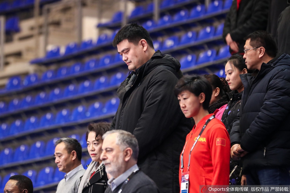 NBA中國賽次戰(zhàn) 到了末節(jié)小曾還是沒機會???觀眾大喊：換曾凡博