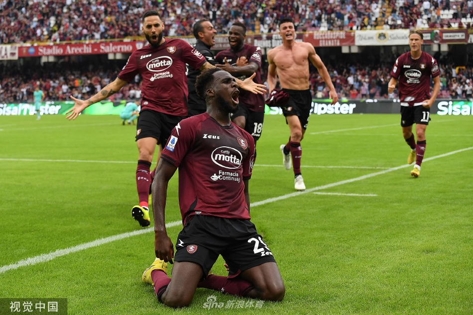 2025年10月8日 16:25:30懂球帝                 據(jù)《鏡報》報道，曼聯(lián)高層近期與部分球員進行溝通，以了解球隊對主帥阿莫林及現(xiàn)狀的看法。據(jù)調(diào)查，絕大多數(shù)球員仍然支持這位葡萄牙
