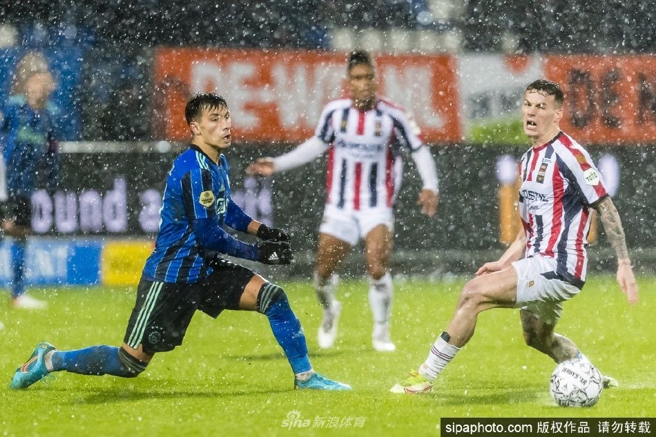 羅景房？有網(wǎng)友在酒店窗外看了C羅30分鐘泡澡+冰浴，驚呼：我x！