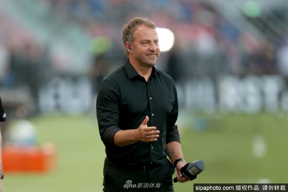 錯失絕佳反擊！哈蘭德沒傳自己打被撲，另一側(cè)空位福登攤手