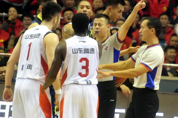 曼城戰(zhàn)勝萊斯特城后，哈蘭德告訴瓜迪奧拉要和球迷一起慶祝