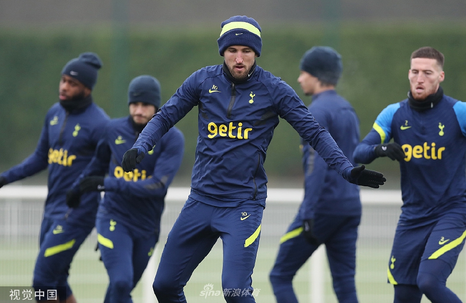 蒼霧世界是一款策略類日式卡牌養(yǎng)成手游。玩家將扮演一名擁有特殊能力的領(lǐng)航，帶領(lǐng)著駕駛員們一同抵抗入侵地球的外星硅基生命原罪，而隨著故事的發(fā)展，圍繞著他自身以及原罪的謎團也將慢慢被揭開，接下來九游小編給大
