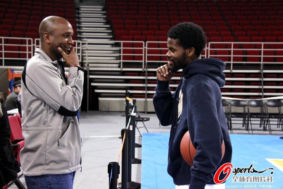 隊記：亨特已與主帥阿特金森交換意見 前者表明自己更愿意打首發(fā)