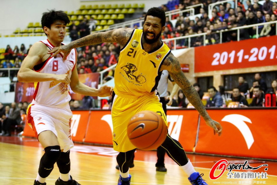 詹姆斯現(xiàn)身名人堂頒獎(jiǎng)禮現(xiàn)場 和老隊(duì)友波什握手寒暄致意