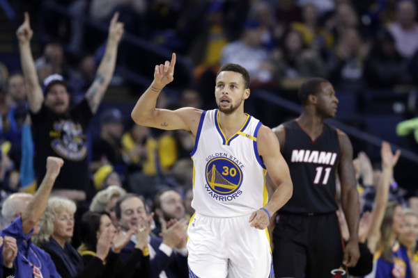 VAR長時間審核！薩卡禁區(qū)內(nèi)倒地，裁判判點后看VAR取消