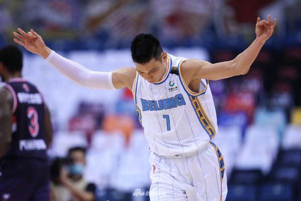 老隊(duì)友！賽后劉殿座站在原地有些落寞，鐘義浩跳起來抱劉殿座