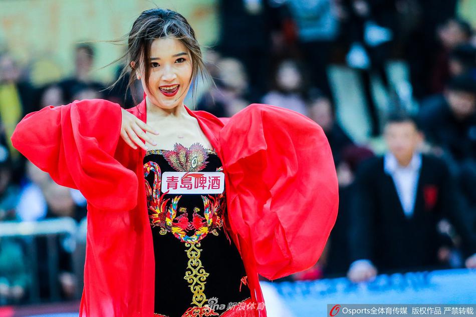“泰山小將”數(shù)選未來足球精英賽參賽隊伍到俱樂部，參觀榮譽室