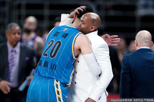 笑容滿面！拉比奧特抵達米蘭，并對鏡頭說了句“forza Milan”