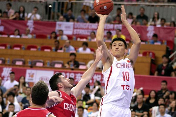 今日，湖人官方發(fā)布了明日比賽的傷病報告。勒布朗-詹姆斯左腳傷病管理）大概率出戰(zhàn)；安東尼-戴維斯右小腿酸痛）、賈克森-海斯右肩酸痛）出戰(zhàn)成疑；杰倫-胡德-希菲諾左腿筋拉傷）、賈里德-范德比爾特右腳手術恢
