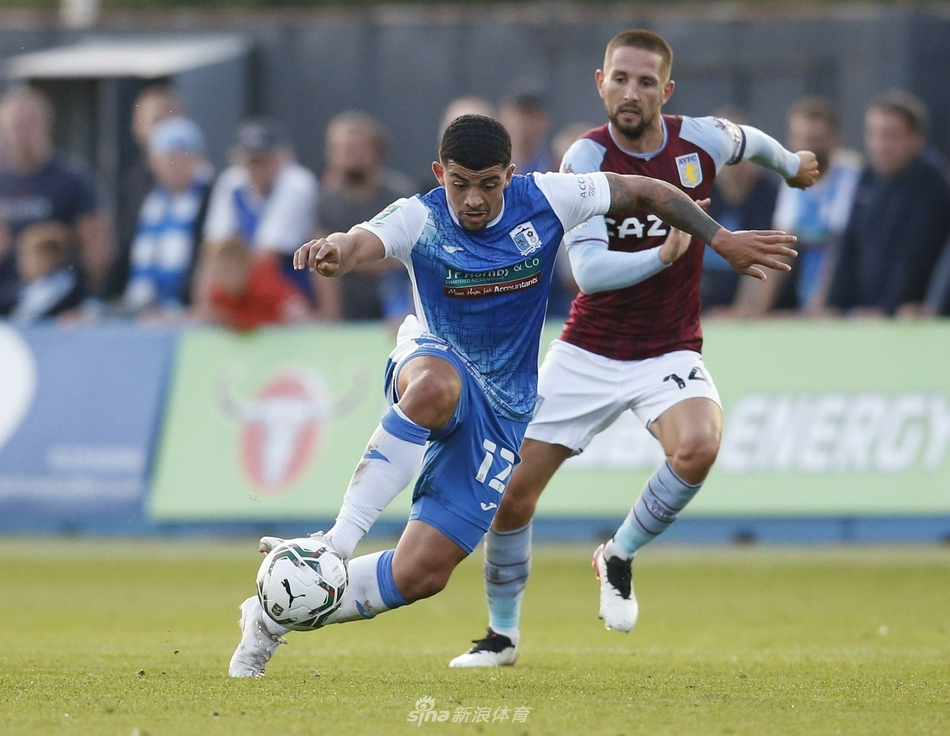 直播吧10月28日訊 NBA常規(guī)賽，掘金對(duì)陣森林狼。掘金官方宣布，卡梅隆-約翰遜因右肩酸痛，本場(chǎng)比賽回歸成疑50%概率）。本場(chǎng)比賽，約翰遜出戰(zhàn)18分56秒，投籃5中3，三分3中1，得到5分2籃板2助攻
