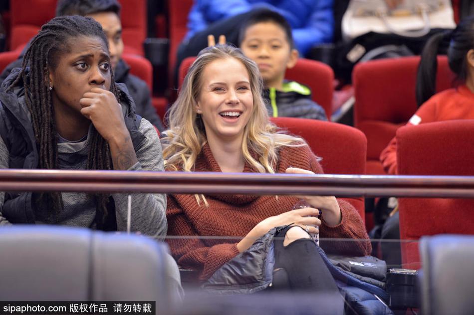 鋒霸到來(lái)！記者曬博尼法斯飛抵米蘭城視頻，即將接受米蘭的體檢