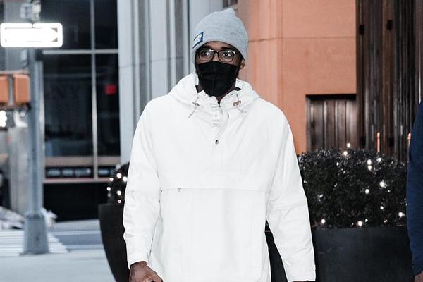 直播吧9月24日訊 據(jù)達(dá)拉斯媒體Dallas Hoops Journal報(bào)道，歐文韌帶撕裂手術(shù)恢復(fù)進(jìn)度超出預(yù)期。今年3月27日，歐文成功接受了左膝前交叉韌帶撕裂修復(fù)手術(shù)，他的左膝僅有前交叉韌帶撕裂，其