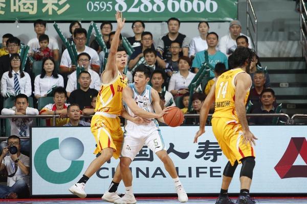 直播吧9月15日訊 男籃歐錦賽決賽，德國男籃首節(jié)24-22領先土耳其男籃。首節(jié)比賽，德國男籃施羅德進攻端還沒怎么發(fā)力，一次出手都沒有，靠2次罰球拿到2分1籃板3助攻，正負值+2。
