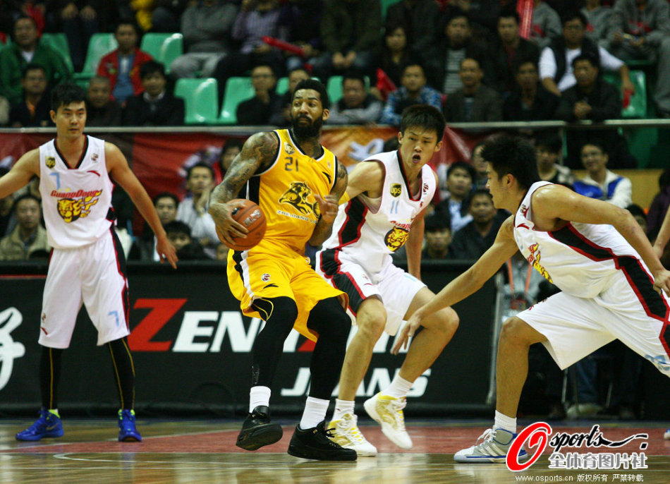 2025年09月23日 13:36:03懂球帝                 北京時間9月21日，中國足球乙級聯(lián)賽決賽階段爭冠組第26輪展開較量，深圳二零二八坐鎮(zhèn)主場迎戰(zhàn)山東泰山B隊。比賽中，艾孜海
