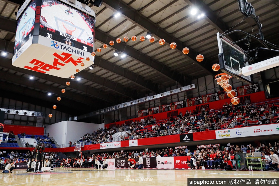 川超內(nèi)江隊(duì)臨時(shí)更換主場，場邊綠色膠板凳意外出圈