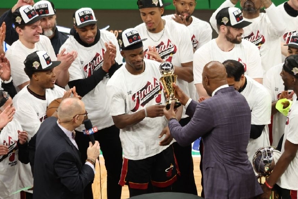 2025年10月27日 10:20:10懂球帝                 北京時間10月27日，根據(jù)《米蘭體育報》的報道，在上周末國際米蘭客場與那不勒斯比賽中因傷被替換下場的姆希塔良可能缺陣4到
