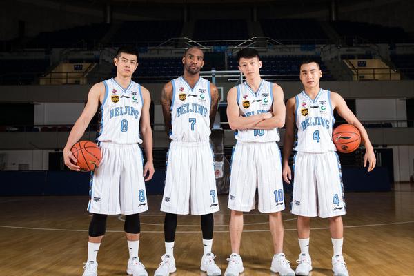 利物浦發(fā)布客戰(zhàn)切爾西海報(bào)：范迪克、薩拉赫、赫拉芬貝赫出鏡