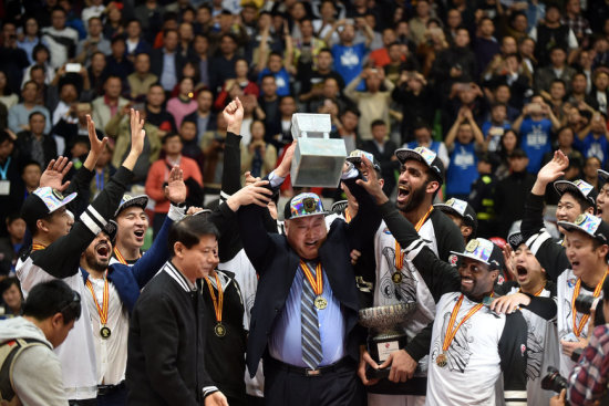 太陽報(bào)：賽前熱身時被工作人員擋，本-懷特將球踢向?qū)Ψ絘cul                                                                2025-0
