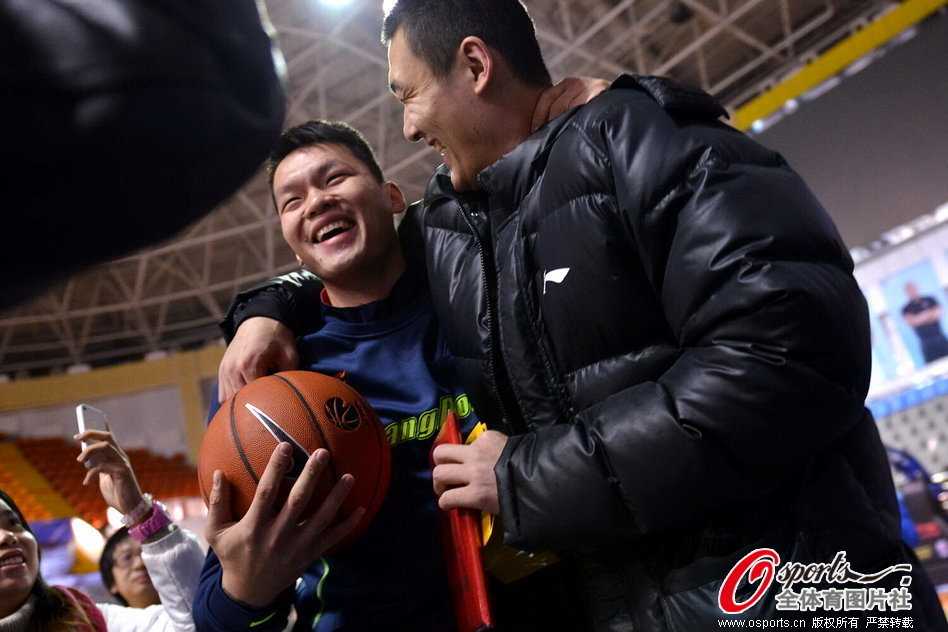 [流言板]拍馬趕到！哈登搶斷反擊對抗上籃不中，倫納德跟進補籃得手