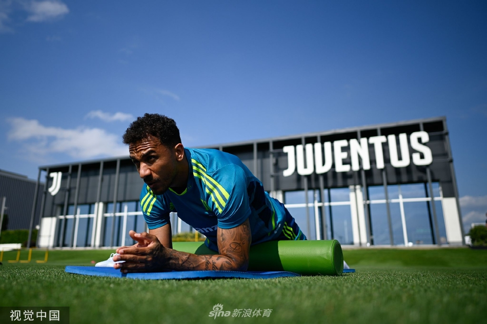 可惜！C羅禁區(qū)線前遠射，皮球擊中立柱彈出Scheisse                                                                2025-10-
