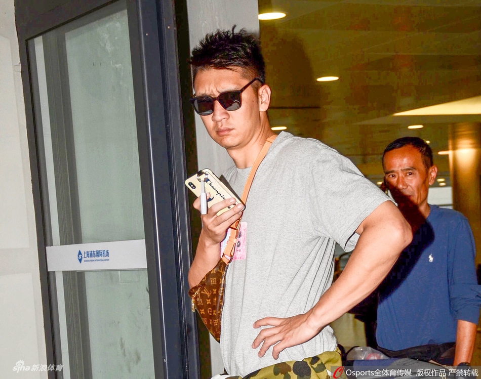 加布里埃爾爭頂時把約克雷斯頭撞出血，后者纏繃帶后繼續(xù)比賽