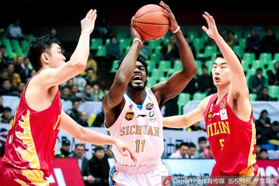 ??不甘解散！廣州隊球迷在省港杯高呼：還我廣州隊！