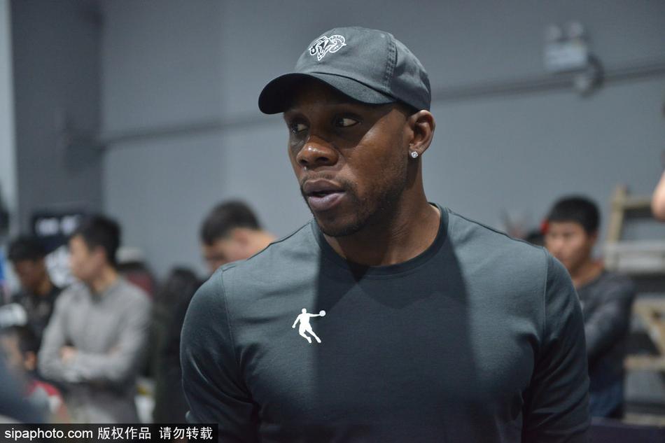 科爾：我們現(xiàn)在有點墨守成規(guī) 要拉開場上空間創(chuàng)造更好的投籃機會