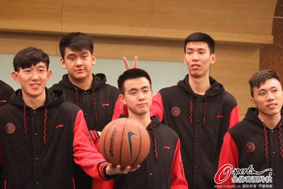 三連敗爭冠希望渺茫，法比奧賽后在角落傷心落淚，孩子陪伴安慰