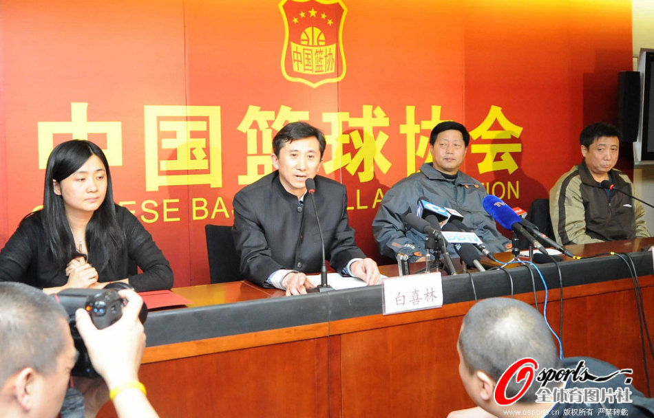 [流言板]爭議一幕！詹姆斯在接球前做出暫停手勢，但裁判不予理會