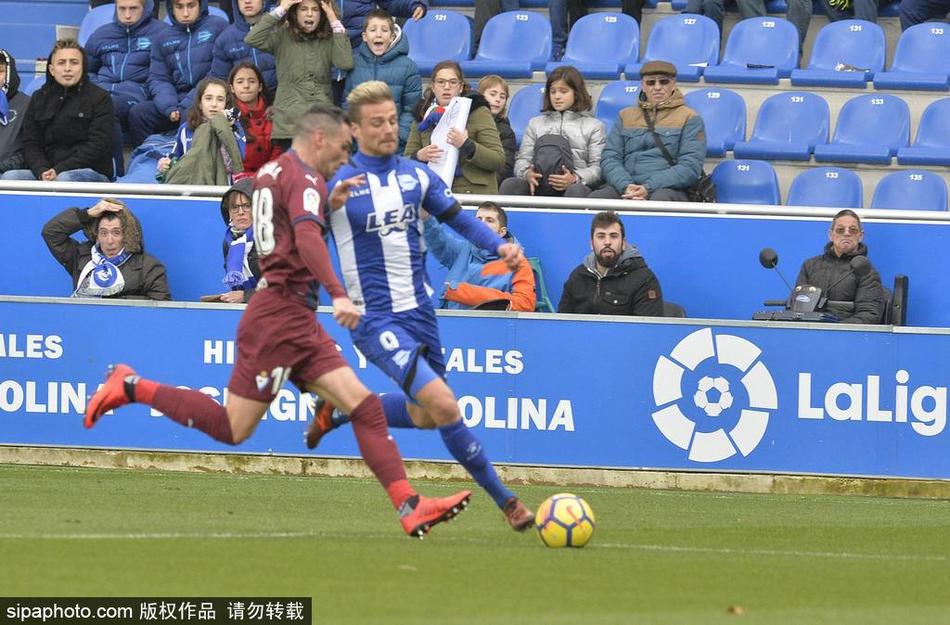 怎能不淚流滿面呢??沙特聯(lián)賽前C羅和本澤馬有說有笑