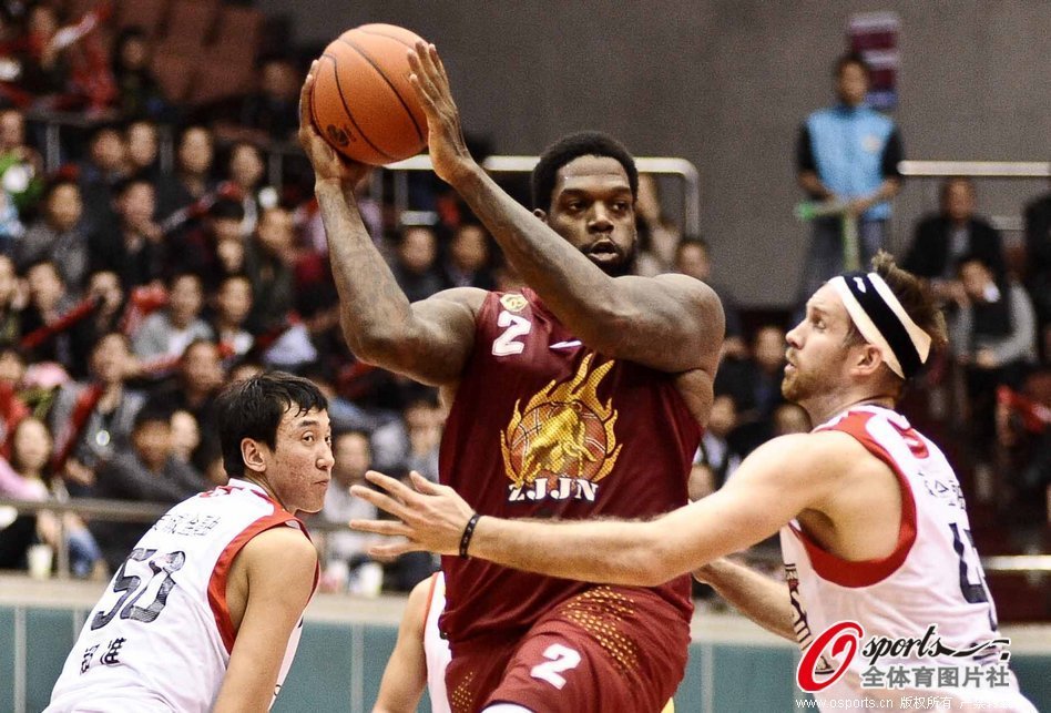 ??布萊頓官方賽后曬球員通道：三笘薰握拳慶祝，B費成背景板